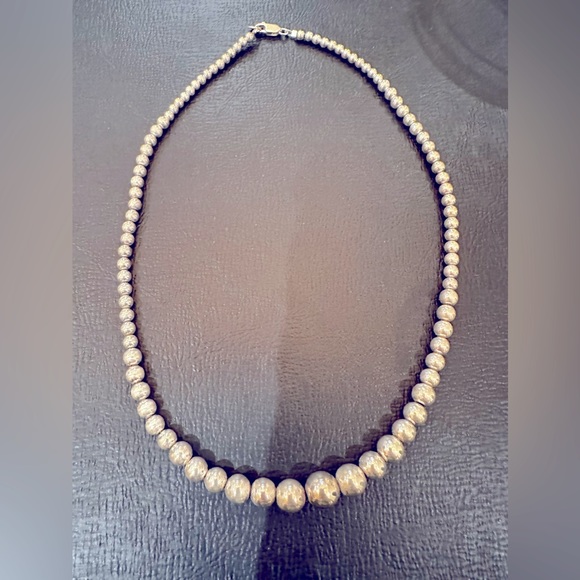 Jewelry - Silver hallow beaded necklace